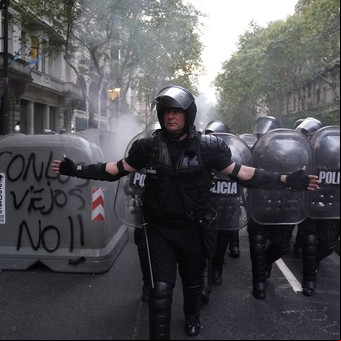 Escritores e intelectuales se sumaron al reclamo para que se respete la libertad de manifestación