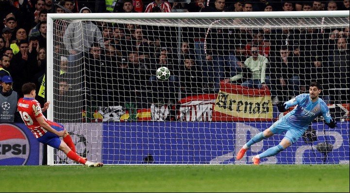 El tiro de Julián Álvarez terminó dentro del arco. Con la nueva regla, sería repetido, pero no anulado. Foto: Reuters