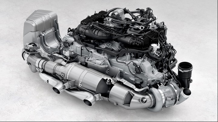 El motor a combustión del Porsche 911 GTS, con el turbo "eléctrico" sobre el lado derecho.