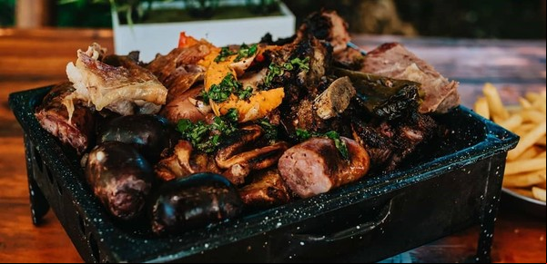 Escapate a solo 90 minutos de CABA: la parrilla que sirve el asado criollo más sabroso