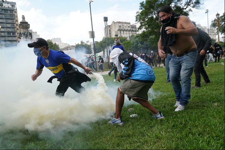 Los barrabravas encabezaron los enfrentamientos con las fuerzas de seguridad. Foto Emmanuel Fernández
