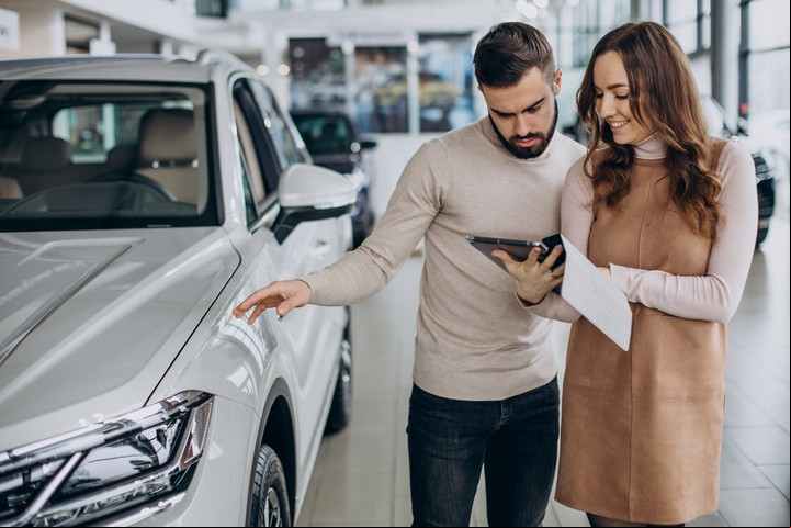Factores como el kilometraje, el estado del motor y el historial de mantenimiento influyen en el precio de un auto usado. Foto: Freepik.