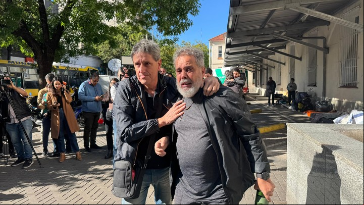 Fabián Grillo en la puerta del Hospital Ramos Mejía. Foto Ariel Grinberg