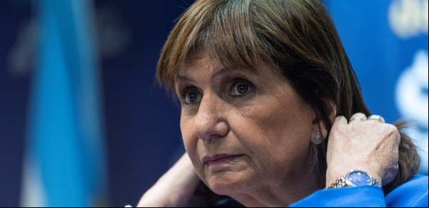 Patricia Bullrich pide a la Justicia la detención de 29 barrabravas identificados en los disturbios en el Congreso: uno por uno, quiénes son