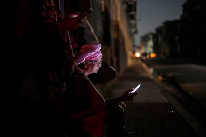 La red eléctrica de Cuba colapsó el viernes por la noche. Foto AP/Ram+on Espinosa