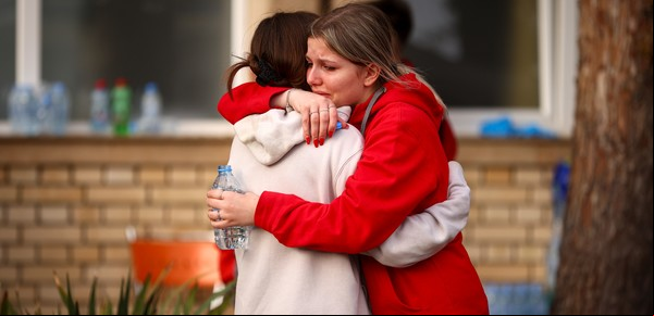 "Vi muchos cadáveres y tuve que pasarles por encima para buscar a mi hermana": dramáticos relatos de los sobrevivientes del incendio en Macedonia del Norte
