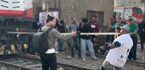 El hombre que asombra al mundo: arrastró un tren con los dientes