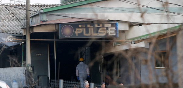 Tiraron pirotecnia en un recital dentro de un boliche, se incendió el techo y murieron 59 personas: la tragedia que conmueve a Macedonia del Norte
