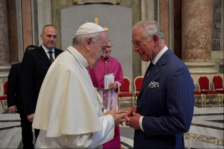 El último encuentro de Carlos con el Papa fue en 2019, cuando aún no era rey. Foto: Reuters