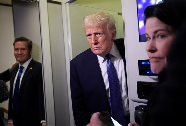 Trump, con periodistas en el Air Force One. Foto: Reuters