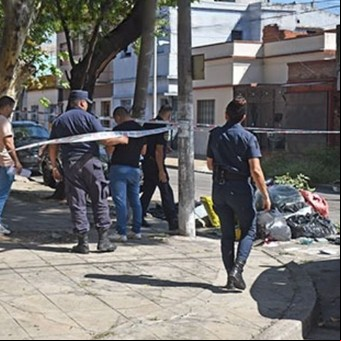 Vecinos llamaron a la policía por un bolso abandonado en Ciudadela: tenía adentro una cabeza humana ensangrentada
