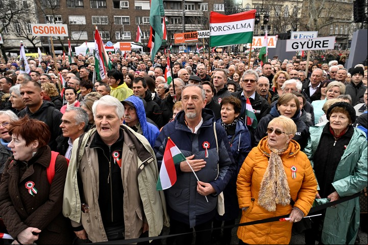 La gente se reúne en el Museo Nacional Húngaro durante la ceremonia oficial de Estado para conmemorar la revolución húngara de 1848 contra el dominio de los Habsburgo en Budapest, Hungría, sábado 15 de marzo de 2025. (Tibor Illyes/MTI vía AP)