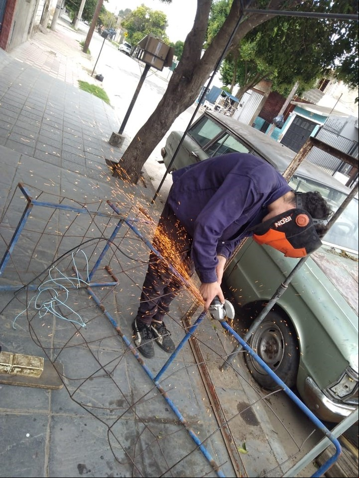 Angelo en plena actividad, ganándose unos mangos haciendo unas changas en su "tallercito" en la puerta de su casa.