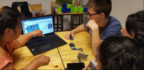 Ofrecen 100 becas gratis para estudiar tecnología a jóvenes que buscan trabajo: cómo anotarse