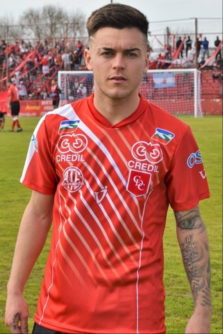 Matías Reali con la camiseta de Defensores de Cambaceres.