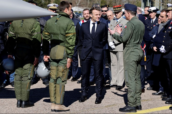 Emmanuel Macron, en una visita este martes a una base de la Fuerza Aérea, en Saint Sauveur, en el norte de Francia. Foto: AP   