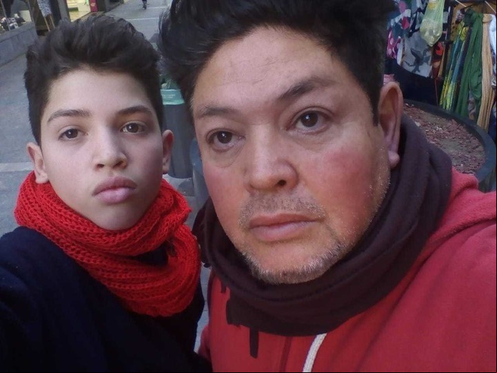 Angelo con su papá Rafael, en los tiempos en los que trabajaba en le peatonal San Martín, de Córdoba, antes de la pandemia.