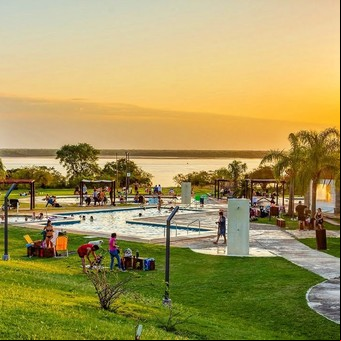 Las termas escondidas en Entre Ríos:  vistas increíbles al Río Paraná y el atardecer más hermoso de Argentina