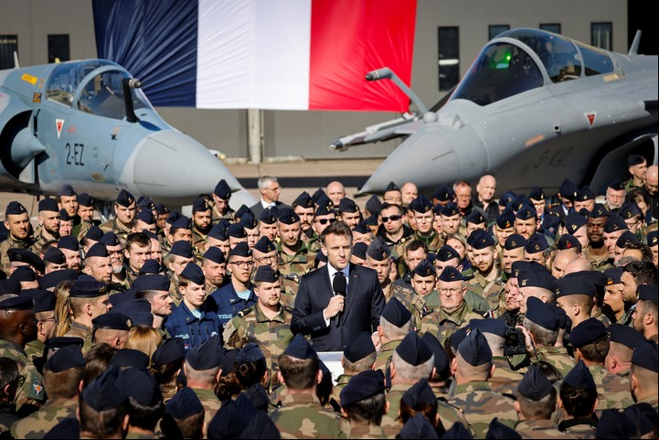 Emmanuel Macron busca reforzar la defensa de Francia. Foto: EFE  