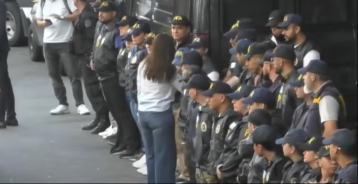 Villarruel saluda a policías. Captura TV