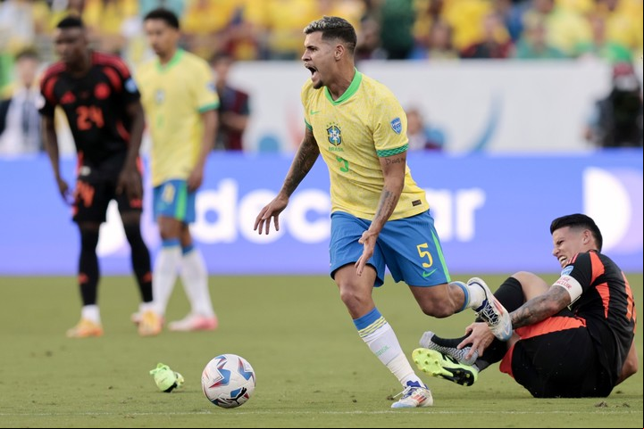 Bruno Guimaraes de Brasil y James Rodrígeuz de Colombia, en el último duelo. (EFE/EPA/JOHN G. MABANGLO)