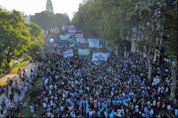 Menos gente de lo esperado y sin incidentes en la protesta del kirchnerismo y la izquierda