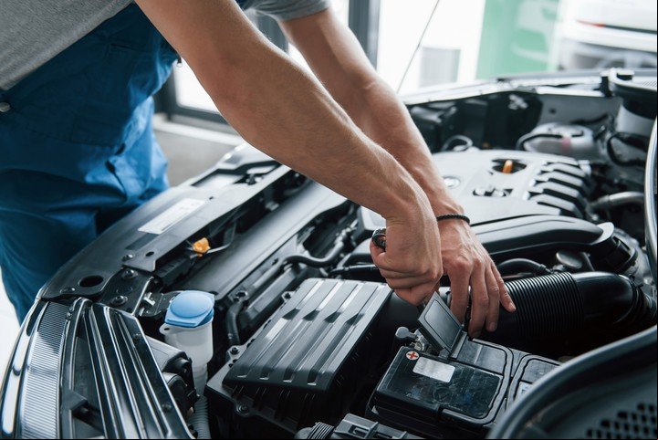 Los terminales de la batería deben ser limpiados cuidadosamente con un paño o un cepillo especial para evitar el daño de los componentes eléctricos. Foto: Freepik.