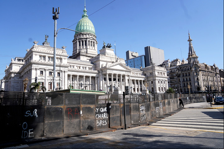 Así está la Plaza del Congreso a minutos del inicio de la marcha. Foto Guillermo Rodríguez Adami