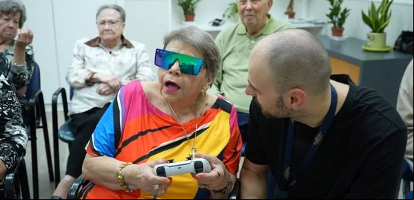 Una “asesina de la espada” de 85 años y “un peligro al volante” de 102: la experiencia terapéutica de los adultos mayores con los videojuegos