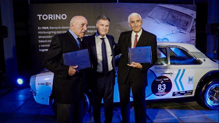 Pablo Sibilla juanto a los ex pilotos de la Misión Argentina, Oscar “Cacho” Fangio y Oscar Mauricio Franco.
