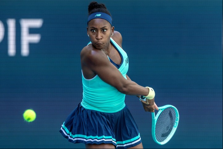MIAMI (United States), 20/03/2025.- Coco Gauff of the US in action against Sofia Kenin of the the US during their Women’s Singles round of 64 match at the 2025 Miami Open tennis tournament at the Hard Rock Stadium in Miami, Florida, USA, 20 March 2025. (Tenis) EFE/EPA/CRISTOBAL HERRERA-ULASHKEVICH