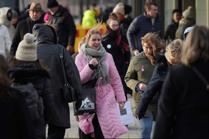 La gente camina por las calles de Helsinki, Finlandia. Foto: AP