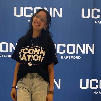 Se graduó de la secundaria con honores y obtuvo una beca universitaria pero no sabe leer ni escribir: ahora demanda a la escuela