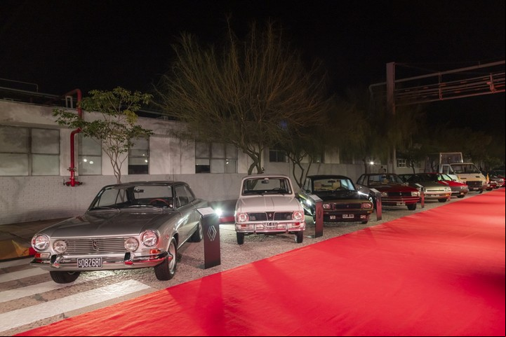 34 modelos icónicos de Renault acompañaron los festejos en Fábrica Santa Isabel.