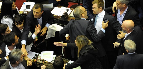 El "diputrucho", la cachetada más famosa y hasta una escena sexual: los otros escándalos históricos del Congreso