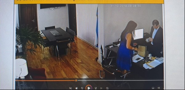 Un video muestra al ex senador Edgardo Kueider contando fajos de dólares cuando era secretario del ex gobernador K Gustavo Bordet