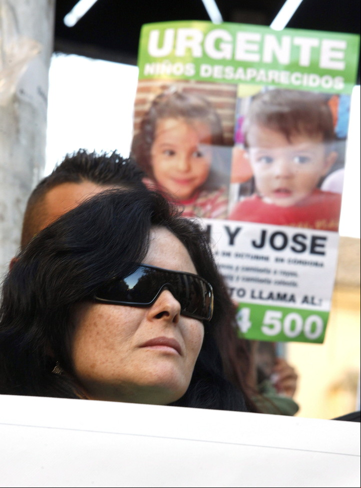 Fotografía de archivo (08/01/2012) de Ruth Ortiz, junto a un cartel con unas fotos de sus hijos, Ruth y José Bretón. EFE/Rafa Alcaide