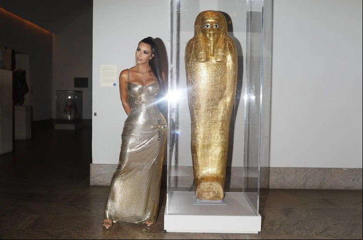 Entre los objetos que han sido incautados del Met por los investigadores había un sarcófago egipcio junto al que Kim Kardashian posó durante una gala de 2018 en el museo. Fue devuelto a Egipto en 2019. Foto: Landon Nordeman para The New York Times