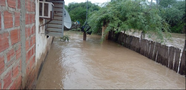 Dos semanas de inundaciones en el Chaco salteño por el desborde de dos ríos: hay zonas a las que solo se llega por aire