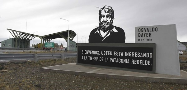 Tras la polémica, el gobierno de Santa Cruz reconstruirá y reubicará el monumento a Osvaldo Bayer que destruyó Vialidad