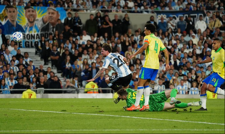 La delicadeza de Alexis Mac Allister en el 3-1.
Foto: Marcelo Carroll.