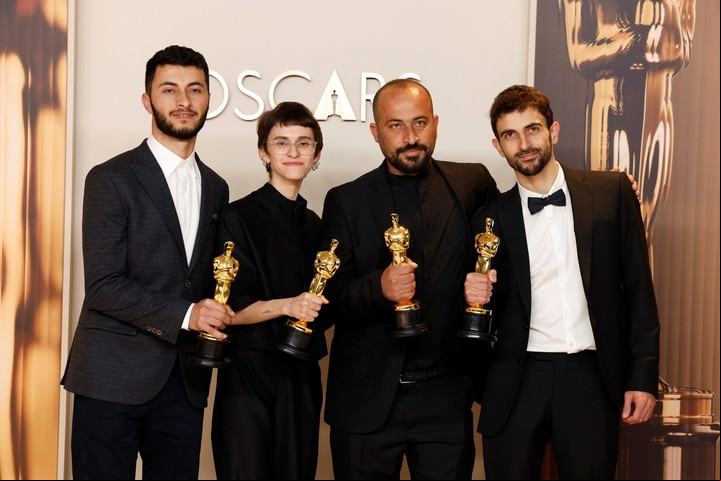 Hamdan Ballal (el tercero desde la izquierda), la noche consagratoria de los Oscar. EFE