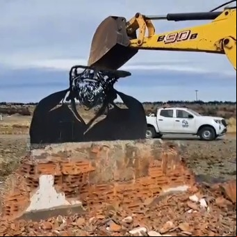 El Gobierno derribó un monumento a Osvaldo Bayer en Río Gallegos y ahora la intendencia busca restituirlo