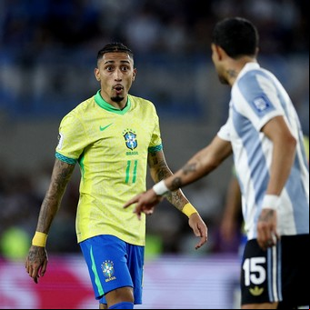 Raphinha pasó de prometer una paliza a sufrirla: la provocación que llegó al WhatsApp de la Selección y que terminó encendiendo el fuego de la Scaloneta 