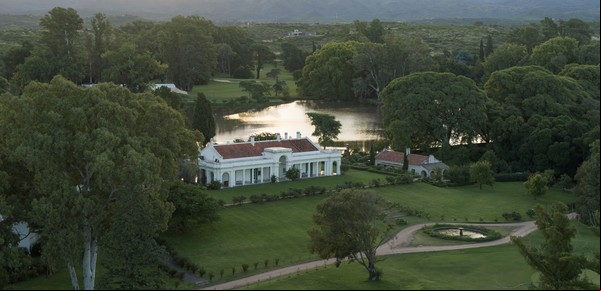 En Córdoba, lotes y casas de autor con sierras, golf y polo