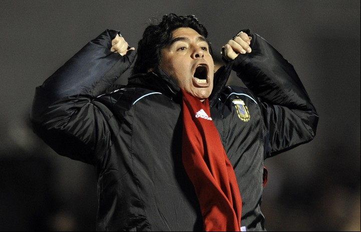 El desahogo de Maradona en el Centenario. Foto: AFP PHOTO / DANIEL GARCIA.