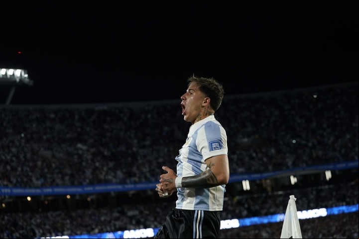 Enzo Fernández y el segundo, con un festejo "monumental".
Foto: Fernando de la Orden