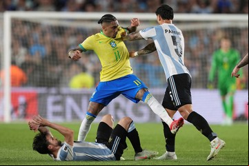 El empujón del Dibu Martínez y la 'caricia' de Paredes a Raphinha: el cruce que no se vio tras la goleada de Argentina a Brasil