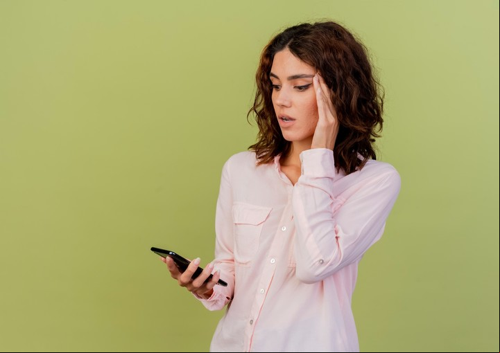Sin que te des cuenta, apps como WhatsApp, TikTok y Facebook van acumulando archivos temporales que ocupan espacio. Foto: Freepik.