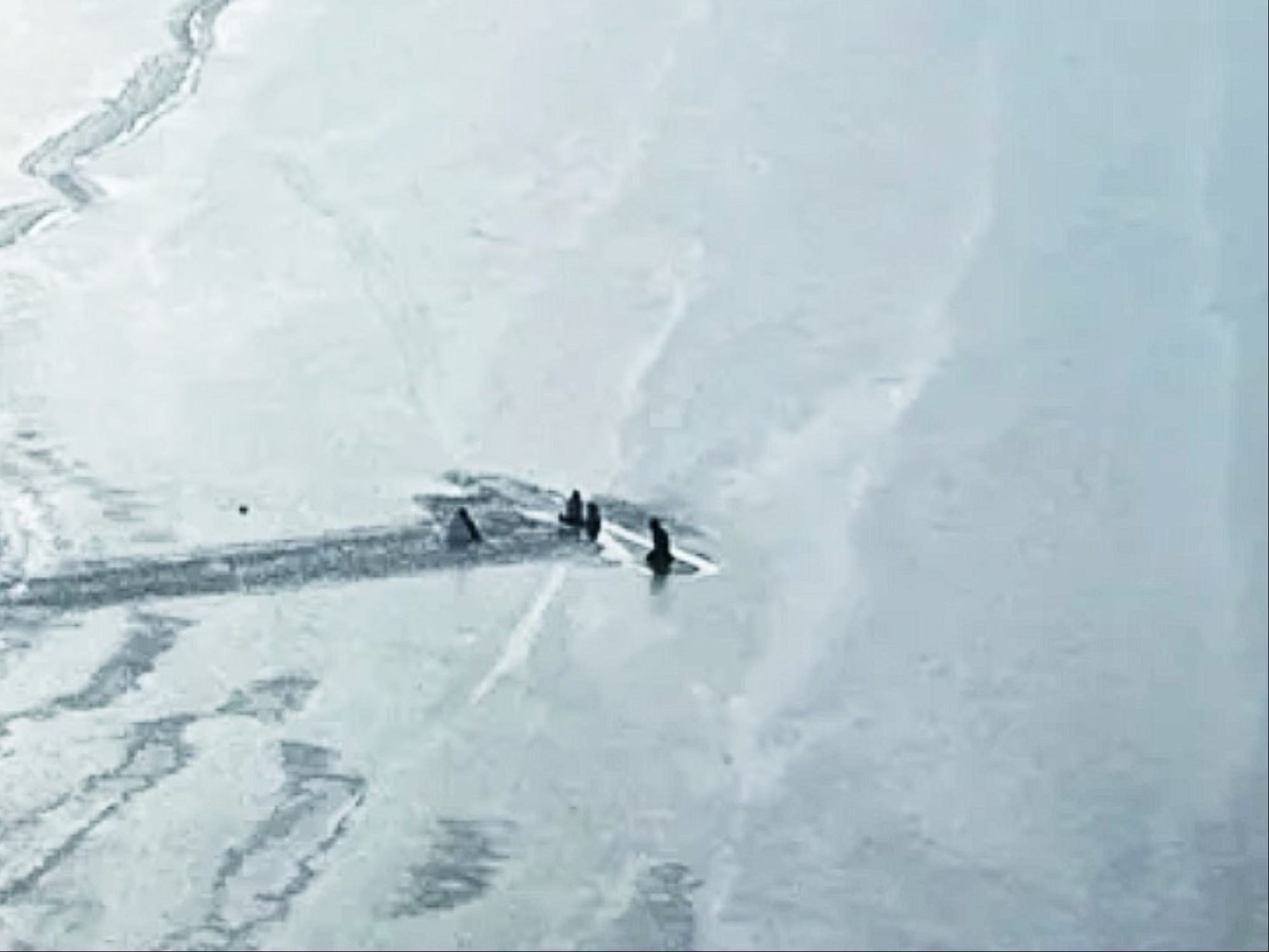 Encuentran con vida a un piloto y dos niñas que se aferraron al ala de un avión que se estrelló en un lago congelado